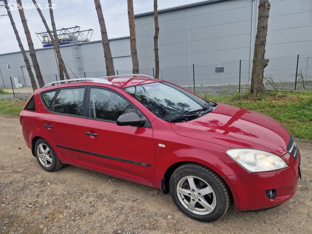 Kia Ceed 1.4 benzin - tažné - klima - tempomat